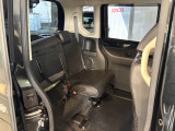 チップアップ機能により、座面が跳ね上がりますので背の高いお荷物の積載も可能です!
