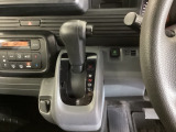 自然に手が届き、操作性の良いインパネシフトに、パーキングブレーキは、フットブレーキタイプなので、運転席と助手席の間はすっきりしています。