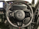 ハンドルにHondaセンシング系のクルーズコントロールやレーンキープアシストなどのスイッチと、オーディオの操作スイッチが装備されています。ハンドルから手を離さず安全に操作できます。