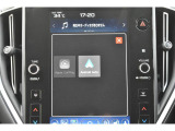 Apple CarPlay/Android Autoに対応しスマートフォンにインストールされているアプリを大画面に表示して使用できるほか、音声認識による操作も可能です。