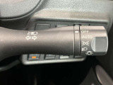 車外の明るさに応じでライトを点灯、消灯してくれるオートライト機能です☆お天気の良い昼間のトンネル走行などオートにしてると便利で安心です☆エンジン停止時にライトの消し忘れも無くなります☆