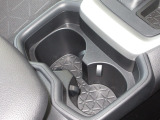 運転席と助手席の間にはドリンクホルダーがあります。取りやすい位置にありますからドライブも楽しくなりますね!