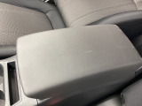 アームレスト装備で運転の疲労もすく愛ですね。