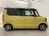 狭い駐車場でも、スライドドアならチャイルドシートへのお子さまの乗降や荷物の積載もスムーズ。
