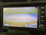後方の見える安心をお届けするバックガイドモニター付:バックするときのアシストラインもあって楽々バック!車庫入れや縦列駐車をサポートし、苦手な駐車も安心です!今やもう手放せない装備ですネ♪