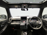 【運転席周り】各種スイッチ類が使いやすく配置されたコックピットです。小物入れも充実しており、車内をいつでもすっきりと保つことができます。