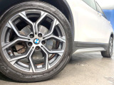 ●純正18インチアルミホイール:輸入車ならではの卓越した走りを支えるホイールと足回りです!日本車の走りに慣れている方にもぜひ体感して頂きたいほど、高いレベルでまとまっています!