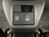 【電動パーキングブレーキ+オートブレーキホールド機能】 指先だけで簡単に操作が可能なパーキングブレーキ、スイッチを押すとブレーキペダルから足を離してもブレーキを保持できるオートブレーキホールド搭載。