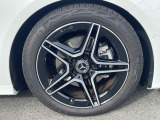 【アルミホイール】18インチのAMG5スポークアルミホイールを装着