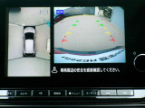 リバースにシフトするとまるで上空から見下ろしているような感じにナビゲーション画面に映し出します