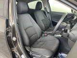 運転席まわりには十分なスペースがあり、大柄な方でもゆったり運転していただける環境です。