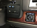 オートリトラミラーを装備。ミラーの微調整スイッチは運転席から手の届きやすい位置に付いています。
