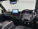 運転席まわりです。 各操作スイッチは使いやすい位置に配置されてます。