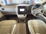 運転席廻りの画像です。操作スイッチ類もキレイな状態です。専門のスタッフが内外装を清掃・きめ細かい箇所までクリーニングしています