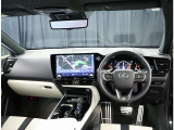 デザインもよく、居心地のよい運転席ですね。分かりやすいスイッチ類ですから操作もしやすく運転をサポートします。