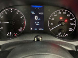 視認性に優れたメーターを採用しており、走行中でも車速や情報が分かりやすく表示されます。運転時の視線移動をむりのない範囲に抑え、快適で安心感のあるドライブをサポートします。