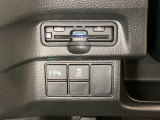 ハンドルの左下にETCとHondaセンシング用の、VSA(ABS+TCS+横滑り抑制)解除スイッチなどがついています。高速道路の料金所の通過も楽々です。 カードの取り出しもしやすい場所についています。