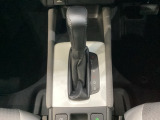 CVT車のセレクトレバーです。低速から高速まで、変速ショックのないスムーズな走りを実現するとともに、エンジン効率のよい領域を維持することで燃費にも貢献します。