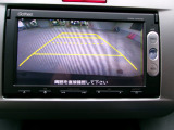 バックカメラの画像です。ガイドラインがスムースな車庫入れをサポートいたします。車庫入れの安心感がアップしますね。