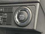 プッシュスタート式です。キーを鞄から出さずにエンジン始動が可能です。