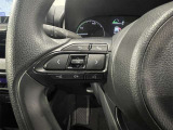 【ステアリングスイッチ】運転中に視線を前に向けたまま画面の操作できます。