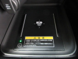 置くだけでワイヤレス充電可能です。12V電源ソケットも設置しております。周辺機器の充電にご利用頂けます。