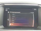 USBなど多彩なメディアに対応したCX-5のセンターディスプレイ。お気に入りの音楽とともに快適なドライブを楽しめます。使いやすく機能的なオーディオを、ぜひ店頭でお確かめください