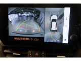 パノラミックビューモニター付きです。車両を上から見たような映像をディスプレイ画面上に表示。運転席からの目視だけでは見にくい、車両周辺の状況をリアルタイムでしっかり確認できます。