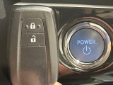 【スマートキー】カバンやポケットに入れたままでもドアの施錠・解錠が可能なスマートキーを装備。エンジンのオン・オフ時もカギを取り出す必要が無いからとっても便利です♪