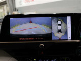 パノラミックビューモニター付きです。車両を上から見たような映像をディスプレイオーディオ画面に表示。運転席からの目視だけでは見にくい、車両周辺の状況をリアルタイムでしっかり確認できます。
