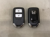 スマートキーを装備しています。鍵を差し込むことなくドアロックの開け閉めと、スタートボタン操作でのエンジンスタートができます。スペアキーも同じものを用意しております。