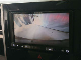 駐車が苦手な方でも安心のバックモニター搭載。 後方の映像をクリアに表示し、車庫入れや縦列駐車をしっかりサポート。毎日の運転がぐっとラクになります。