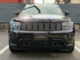 Jeepエンブレム&フロントグリルにブラックアクセントを採用。
