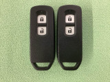 スマートキーを装備しています。鍵を差し込むことなくドアロックの開け閉めと、スタートボタン操作でのエンジンスタートができます。スペアキーも同じものを用意しております。