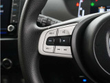 ハンドルにオーディオ操作用スイッチを備え、手を放さずに操作可能。安全性と利便性を両立しています。