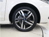 4輪全て、当方指定の新品タイヤへ交換後ご納車させて頂きます。(指定タイヤ ピレリ パワジー 215/45R17)※納期がかかる等、入手が困難な際は、銘柄を変更させて頂く事がございます。