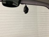 後方にもドライブレコーダーのカメラが付いています。前後両方でお車の周りを監視・記録いたします。