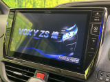 【大画面ナビ】人気の大型10インチナビを装備。存在感のある大画面はインパクト大!ナビ利用時のマップ表示は見やすく、テレビやDVDは臨場感がアップ!いつものドライブがグッと楽しくなります♪