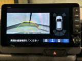 リバースギアに入れるだけで後方の表示へ切り替わります。夜間や雨の日の駐車も楽になりますよ。