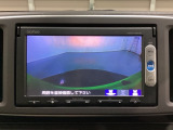 ギヤをR(バック)に入れるとナビの画面に後ろの映像が映るリアカメラ付です。後退時、コンディションが悪い視界でもカラーバックモニターがドライバーをサポートします。