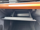 【グローブボックス】大容量のグローブボックスです!!車検証ケース他、日頃使う小物類の収納スペースもたくさんあります!