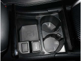 ドリンクホルダーとしてはもちろん、スマホや長財布を収納することだってできますよ。