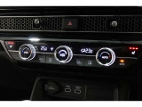 オートエアコンは左右席で独立温度コントロールが可能です。運転席はキンキンに冷やして助手席はマイルドにと言った設定が可能です☆暑さ寒さでケンカすることもなくなりますね♪