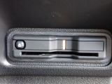 ■【ETC車載器】が装備されています。セットアップをしてお渡しとなり、ETCカードを差し込むだけで高速道路の利用が可能です。