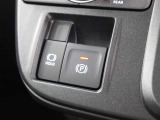「HOLD」スイッチを押し、システムONの状態にしておくことで、渋滞や信号待ちなどでブレーキを踏んで停車した時にブレーキペダルから足を離してもブレーキを保持するので安心です。
