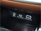小物の収納に便利なセンタートレイには携帯等のデバイスの充電可能なUSB出力電源付です。