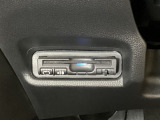 ハンドルの左下にETCがついています。高速道路の料金所の通過も楽々です。 カードの取り出しもしやすい場所についています。