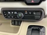 オートエアコンで、毎日のドライブを快適に。温度、風量を自動で調整し、理想的な車内環境を提供します。