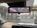 インテリジェントルームミラーです。人や物で視界が遮られてても、車体後部のカメラ映像に切り替えることにより、クリアな後方視界を実現しています。