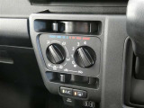 マニュアルエアコン装着です。夏は、快適に、冬でも車内の曇りを取ってくれるので安全です。